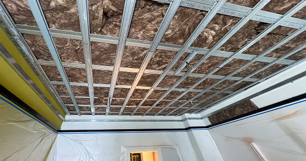 Deckenmontage: Metallunterkonstruktion mit Dämmung vor dem Beplanken