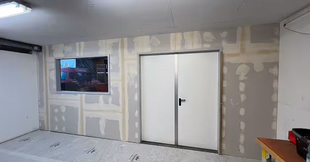 Gespachtelte Trockenbauwand mit eingebauter zweiflügeliger Tür