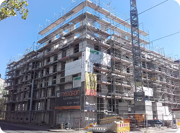Mehrgeschossiger Neubau mit Gerüst und Baukran, Referenzobjekt von Trockenbau Dorn