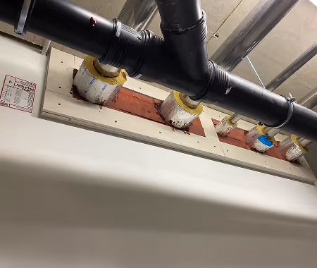 Brandschutz: Rohrdurchführungen mit Brandschutzmanschetten in der Decke